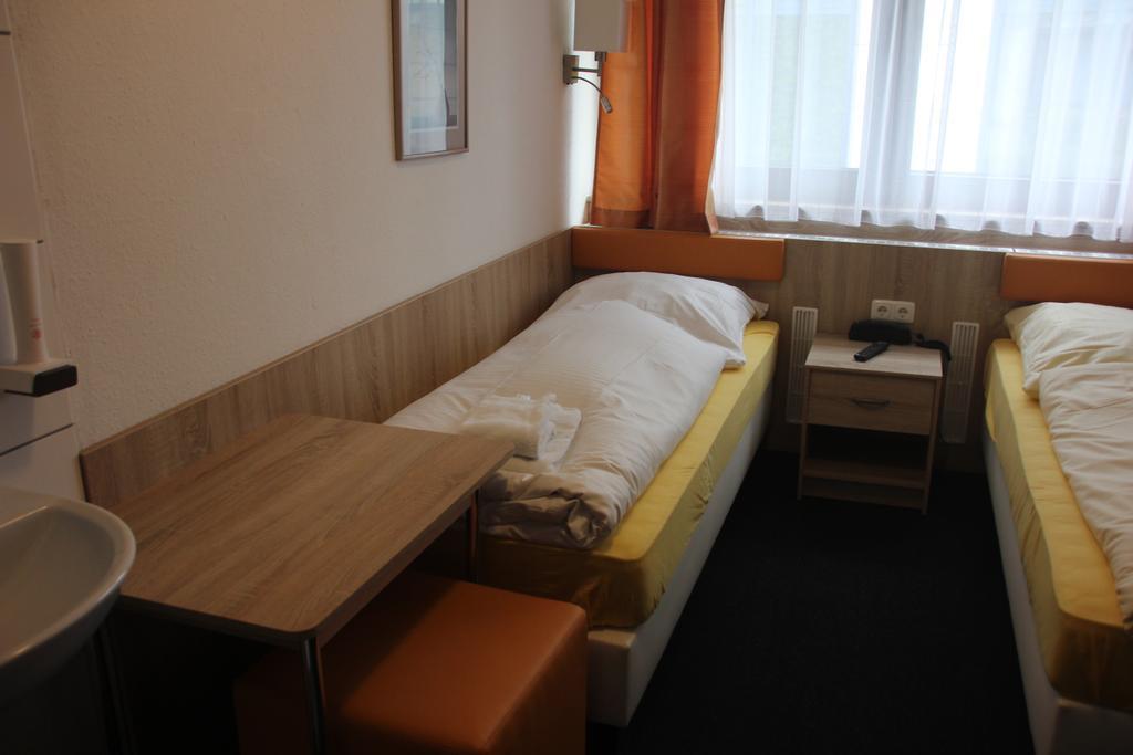 קלסטרבאך Airport-Hotel Zum Taubengrund מראה חיצוני תמונה