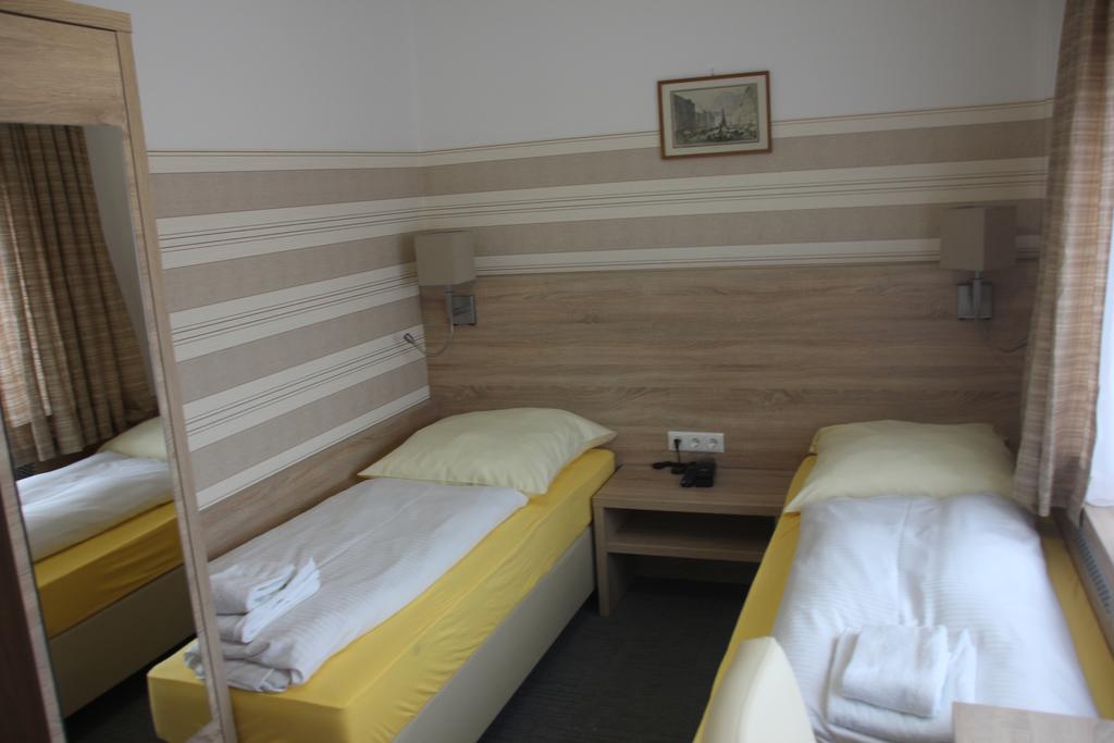 קלסטרבאך Airport-Hotel Zum Taubengrund מראה חיצוני תמונה