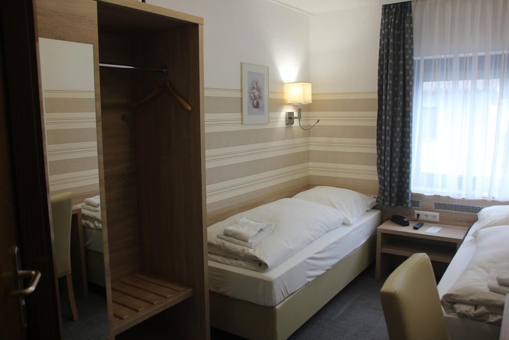 קלסטרבאך Airport-Hotel Zum Taubengrund מראה חיצוני תמונה