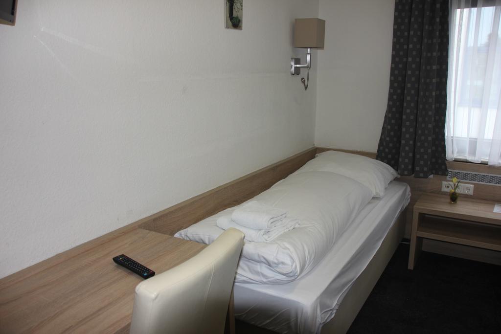 קלסטרבאך Airport-Hotel Zum Taubengrund מראה חיצוני תמונה